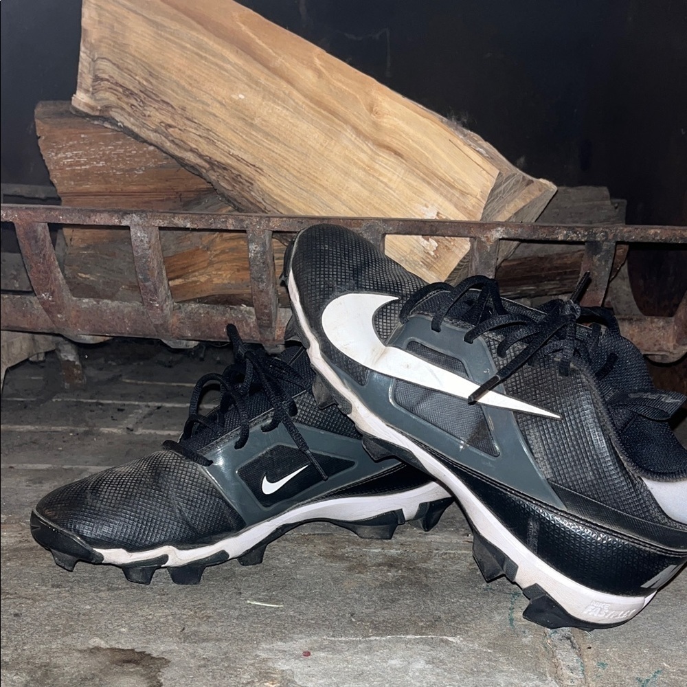 Nike Alpha Black and White cleats - Picture 4 of 7
